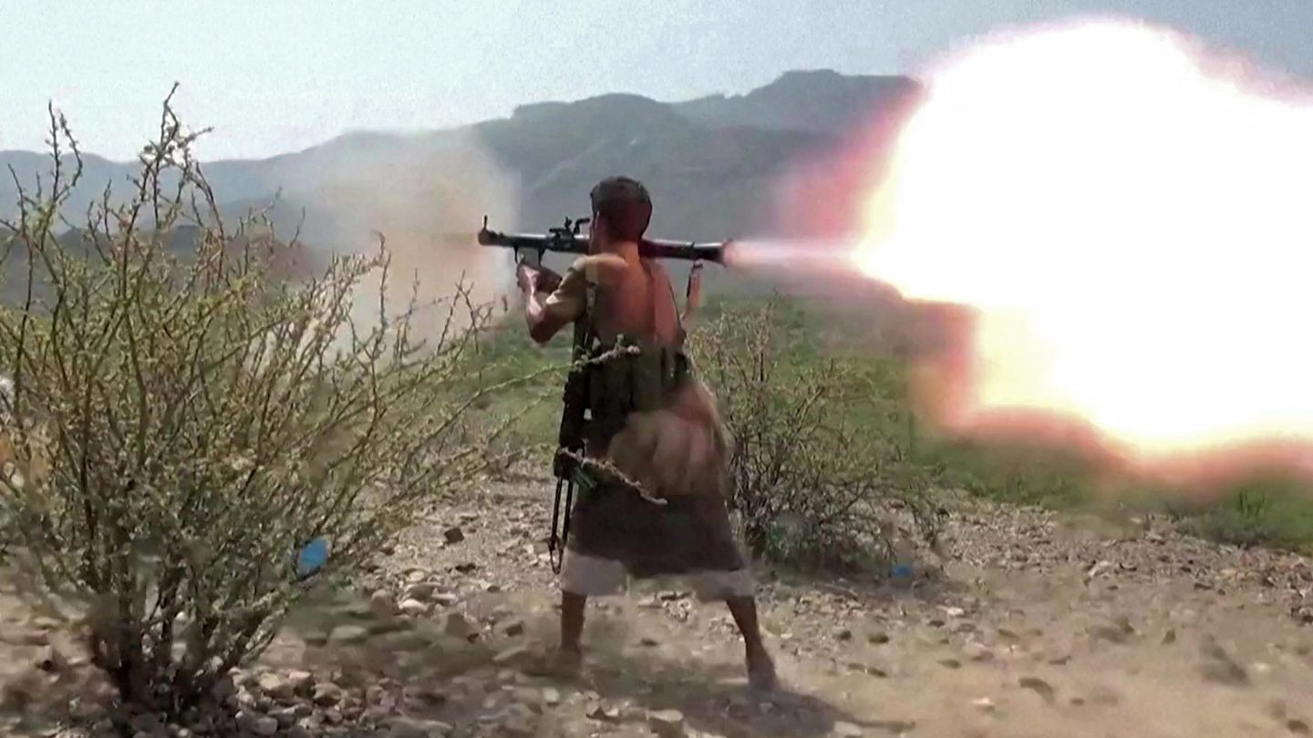 Houthis target Saudi Arabia following air strikes as Yemeni forces push towards Sanaa