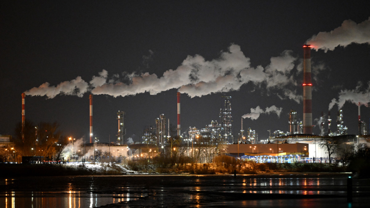 Saudi Arabia cancels oil shipments to European refineries